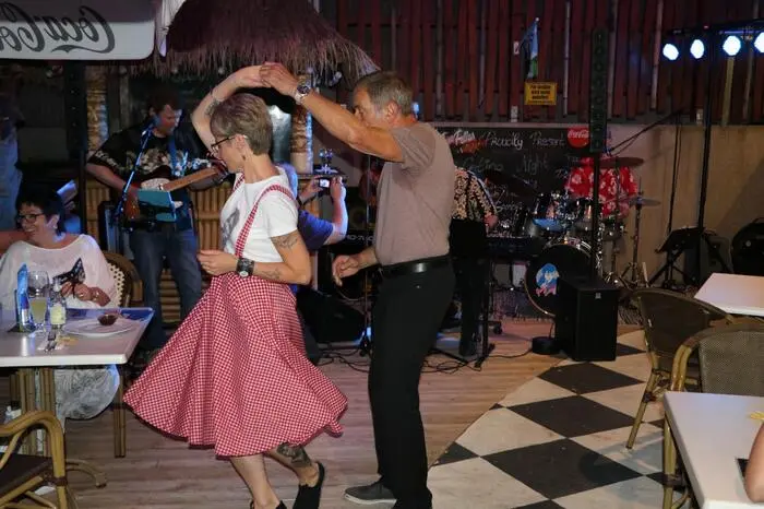 Im True Fellas Diner hielt es keinen auf den Sitzen. Die Johnny Sued Band nahm die Besucher mit auf eine Zeitreise in 1950er Jahre, mit klassichem Rock'n Roll und einzigartigen Gitarrensolos.