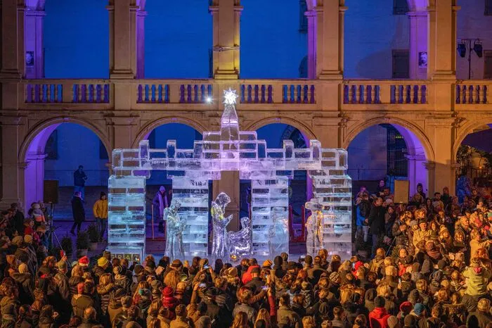 Auch das ließen sich viele am Samstagabend nicht entgehen: Nach der Illumination des Christbaums wurde die Eiskrippe eröffnet.