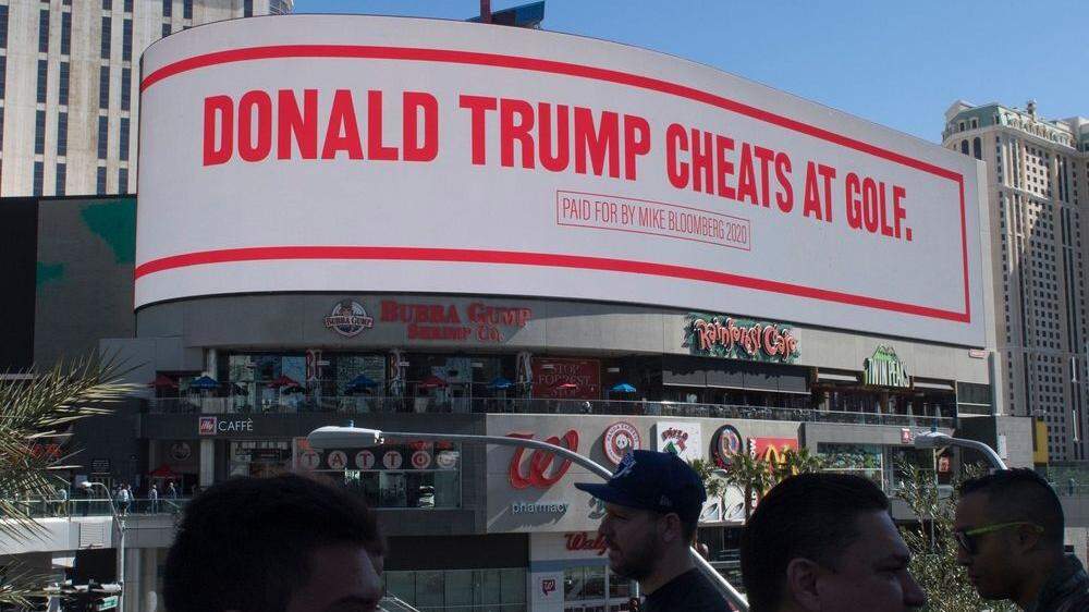 Plakat &quot;Donald Trump schummelt beim Golfen&quot; in Las Vegas 
