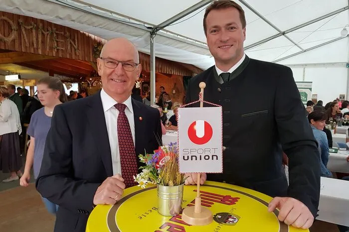 Über die Vereinsgeschichte informierte Christian Graf von Plettenberg. Die Stimme des international hochrangigen CHIO in Aachen hat vor 36 Jahren in Sachendorf seine Sprecherpremiere erlebt.