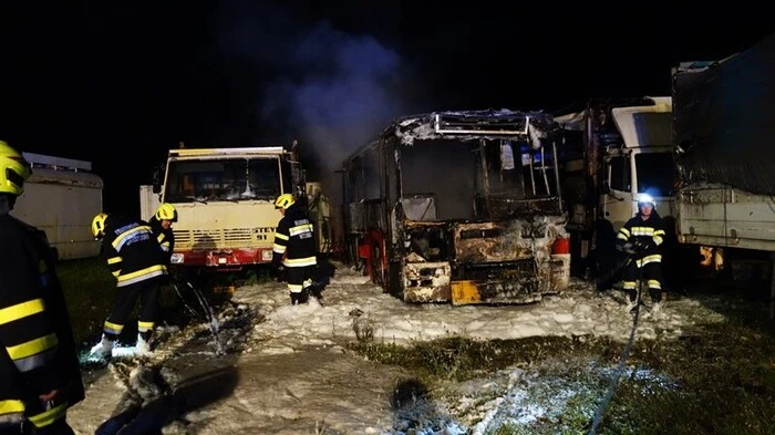 Aus noch unbekannter Ursache kam es auf einem Lagerplatz in Hitzendorf zu einem Brand eines abgestellten, ausrangierten Autobusses.