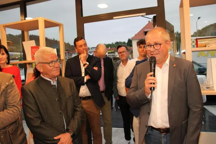 Bürgermeister Bernd Osprian (rechts) strich die Bedeutung der Kleinen Zeitung im Lokaljournalismus und die Außergewöhnlichkeit der Investition hervor.