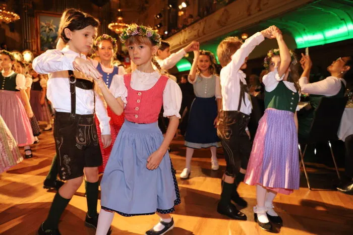 ... beim Oberlandler-Ball zur Tradition gewordenen "Kinderpolonaise".