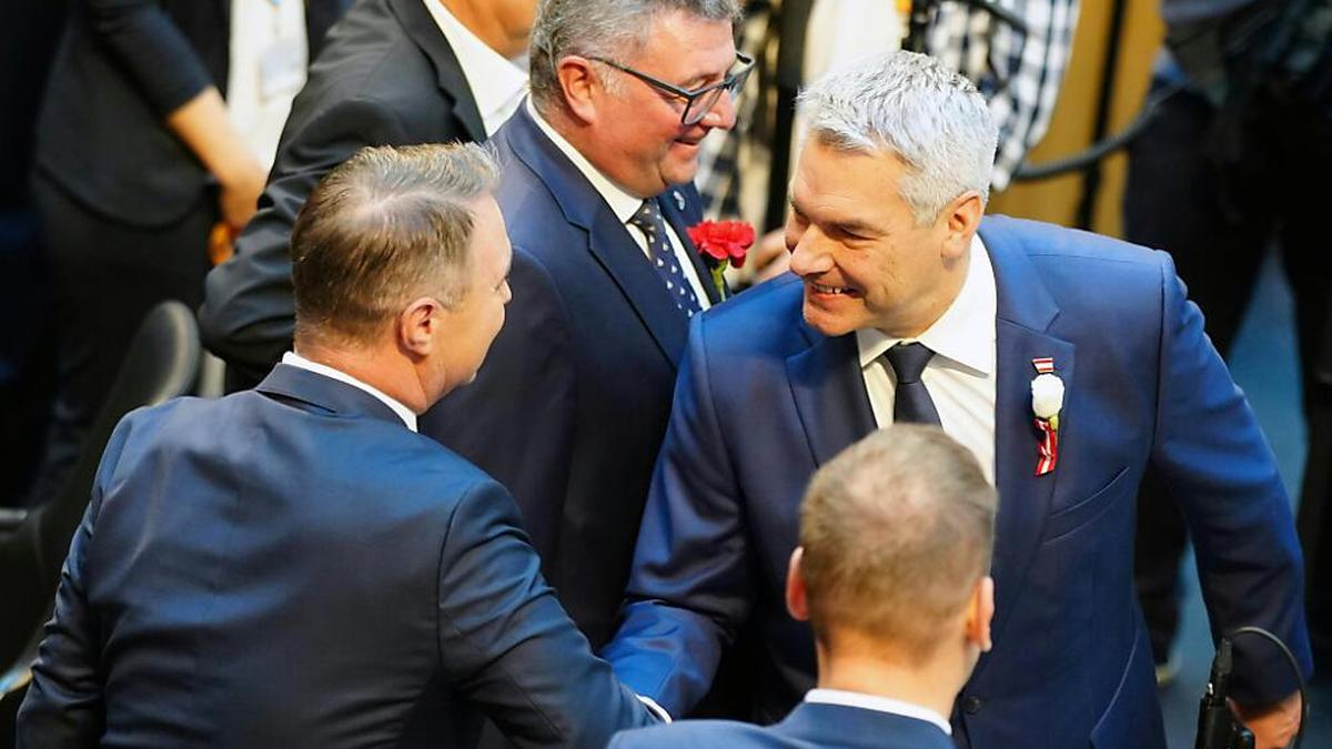 Andreas Babler (SPÖ) und Karl Nehammer (ÖVP) bei der konstituierenden Sitzung des Nationalrats im Parlament