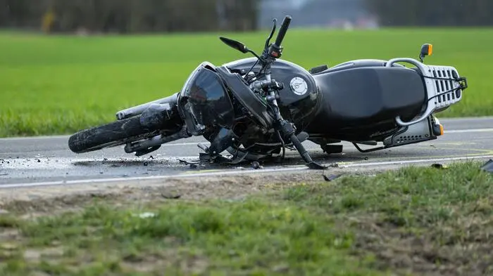 Gleich zwei Motorradfahrer stürzten am Samstagnachmittag schwer 