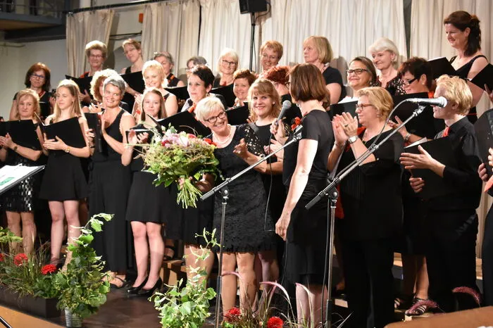 Für Chorleiterin Renate Altmann gab es am Ende Blumen und anerkennende Worte für ihre Arbeit.