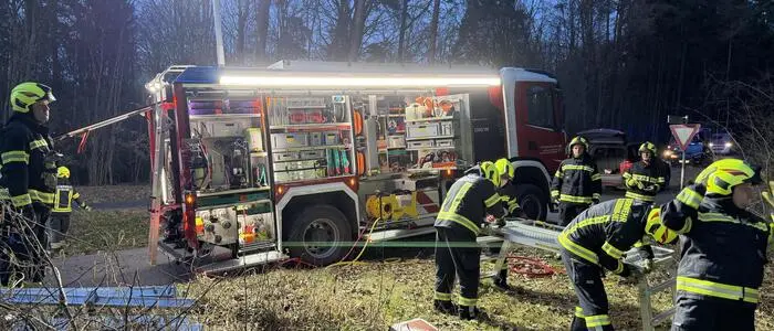 Der verunfallte Lenker konnte den Pkw nicht selbstständig verlassen