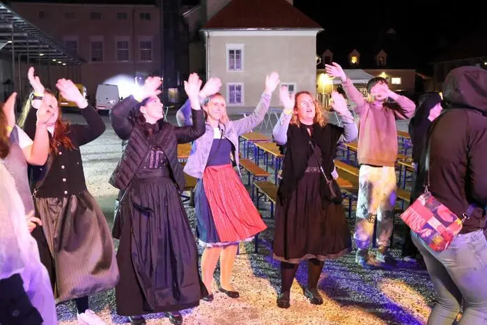 Übrigens: In Partystimmung gesichtet wurden unter anderem Filmemacher Peter Dürnwirth, Gastwirt Clemens Schöffmann sowie „Fernsehpirat“ Josef Schabernig. Klicken Sie sich durch die Fotogalerie!