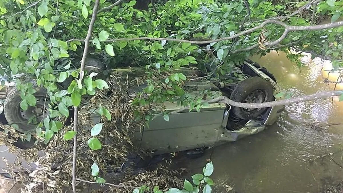 Der Pkw landete auf dem Dach im Bach