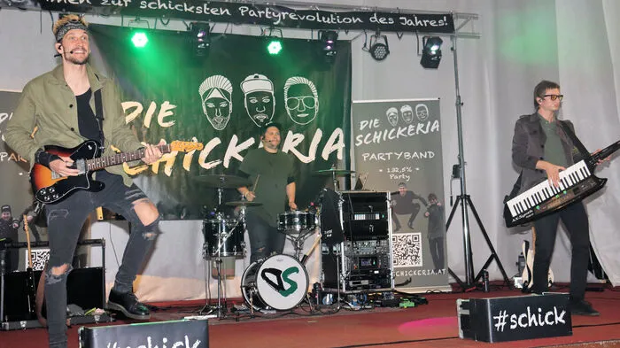 Im Rahmen des Rosentaler Eventsommers präsentierten die Musiker von "Schickeria" im Festsaal Rosental einen Partyabend mit Austropop vom Feinsten.