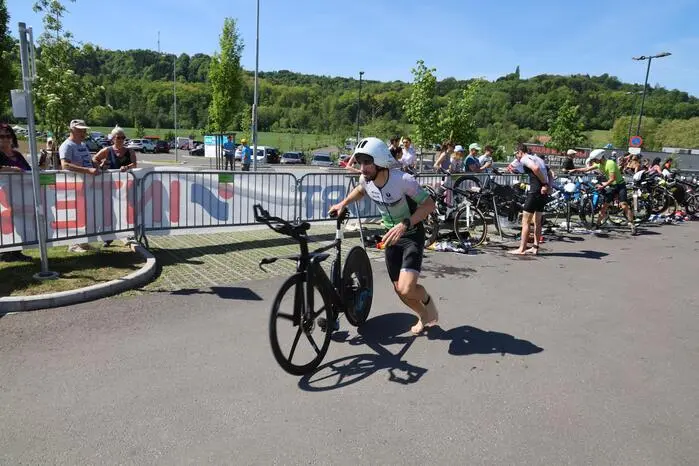 ... gefolgt von der 20 Kilometer langen Radstrecke und ...