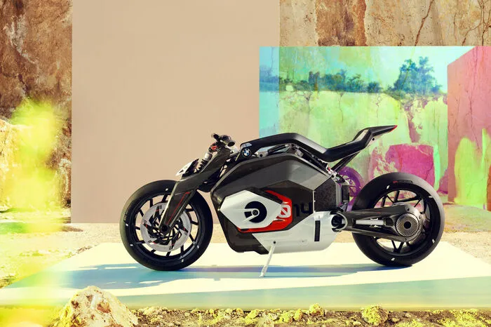 An die Stelle des bisherigen Motors tritt der Energiespeicher, dessen Temperatur seitlich zwei Elemente mit Kühlrippen und integrierten Ventilatoren regulieren. Beim Starten des E-Motors fahren diese Kühlelemente seitlich leicht aus und zeigen die Fahrbereitschaft an.