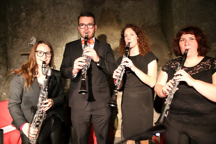 Übrigens: Die von Silvia Kienberger (3. von links) geleiteten Ensembles füllten das Kellergewölbe der „Kultur Marktlücke“ mit einer Klangwolke der besonderen Art, ... 