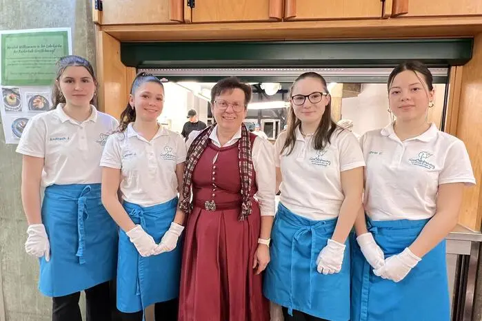 Die Schülerinnen und Schüler der 3. Klasse organisierten gemeinsam mit ihrer Klassenvorständin Regina Krawanja das diesjährige Galadinner und zeigten dabei ihr fachliches Können.