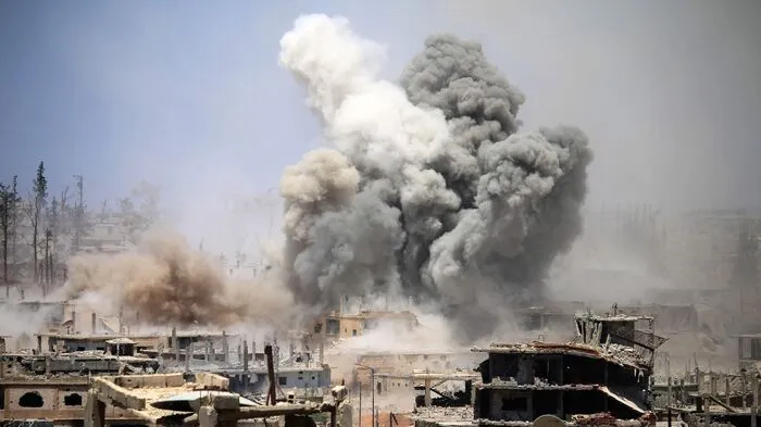 Der Bürgerkrieg in Syrien wuchs sich über die Jahre zu einem Stellvertreter-Krieg der Regionalmächte aus, die es als Kampfplatz für ihre Machtinteressen nutzten. An mehreren Fronten wurde gekämpft, die Zerstörung durch Bombenangriffe ist enorm