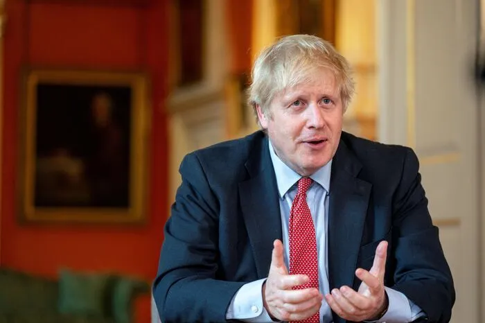 Er wollte so 1000 Pfund sammeln, es wurden daraus Millionen für das britische Gesundheitssystem: Premierminister Boris Johnson nominierte den 100-jährigen "Captain Tom" daher für den Ehrentitel des "Ritters".