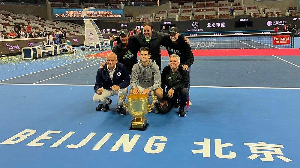 Das Team von Dominic Thiem feierte den Titel in Peking: Manager Straka, Vater Wolfgang, Trainer Massu und Physiotherapeut Stober