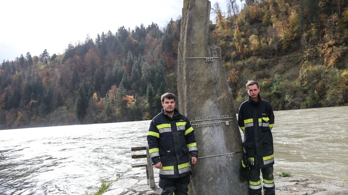 Mehr als 100 Feuerwehrleute sind seit drei Tagen im Einsatz, um zu retten was zu retten ist.