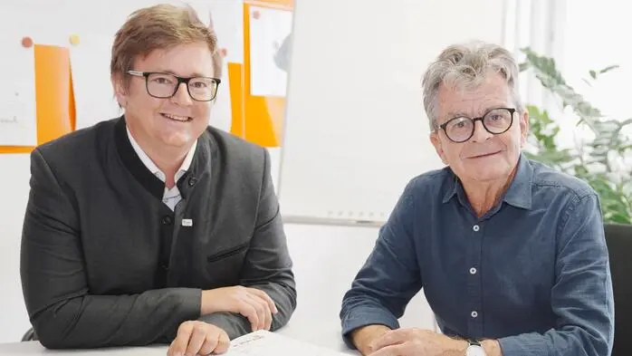 Zwei Männer sitzen an einem Tisch