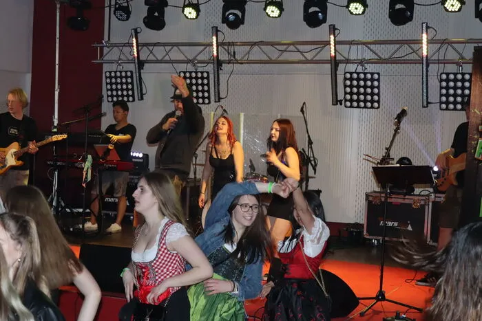 Die "Aundrucka" aus der Steiermark verstanden es das junge Publikum mit alten und neuen Partyhits in Stimmung zu bringen.