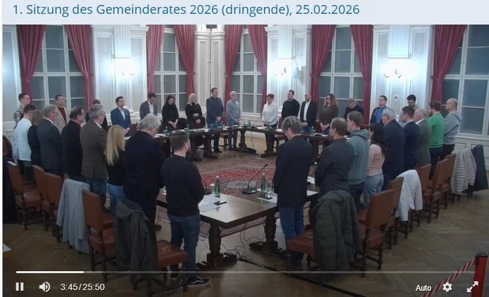 Am Beginn der Sitzung gab es eine Schweigeminute für den kürzlich verstorbenen einstigen Stadtpfarrer Engelbert Hofer