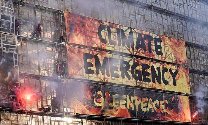 Spektakuläre Greenpeace-Aktion an der Fassade des Ratsgebäudes