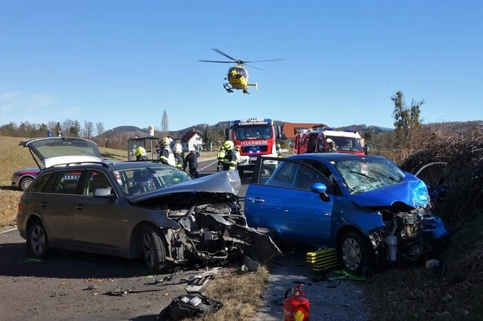 Sie musste von den Einsatzkräften der Feuerwehren Steinberg-Rohrbach und Hitzendorf aus dem Fahrzeug befreit werden.