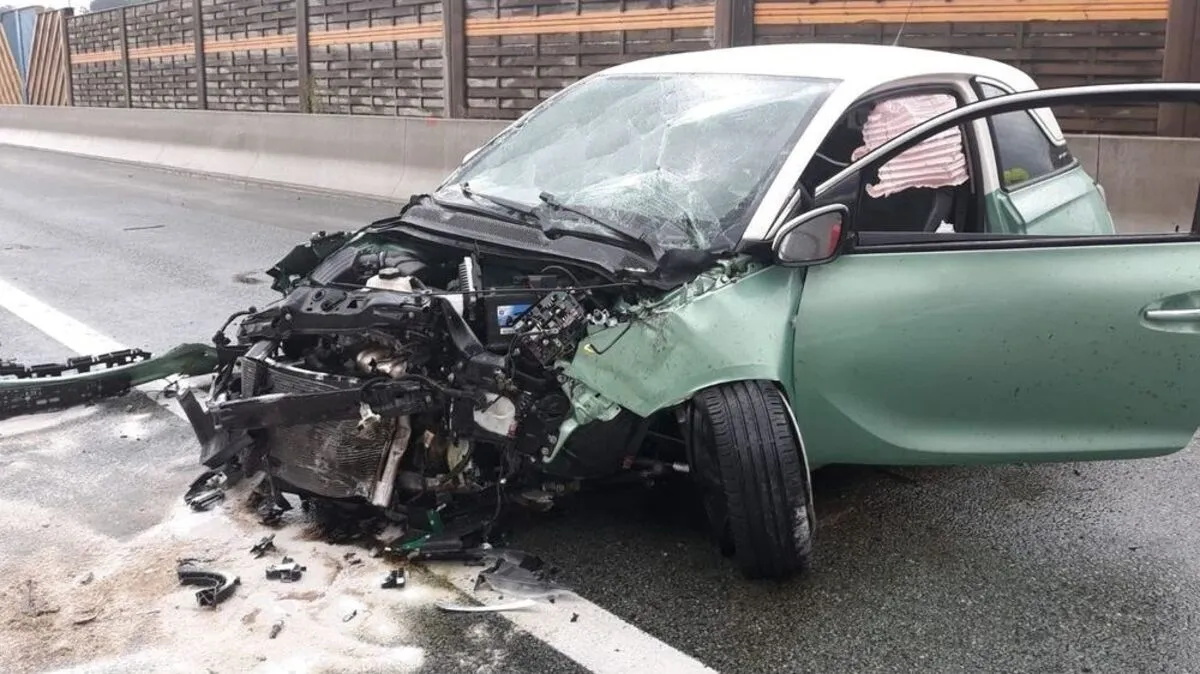 Das Auto krachte frontal in die Betonleitwand