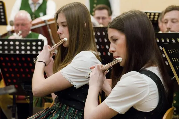 Unterstützt wurden die Musiker von den Dorfmusikanten sowie dem Jugendblasorchester unter der Leitung von Martin Steiner.