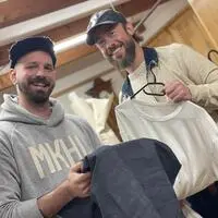 Michael Hofer-Lenz schneidert eine österreichische Jeans. Verkauft wird sie im Shop von Stefan Kalch (r.) in Graz
