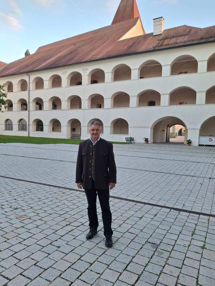 Andreas Kutej (ÖVP) im Stiftshof in Eberndorf