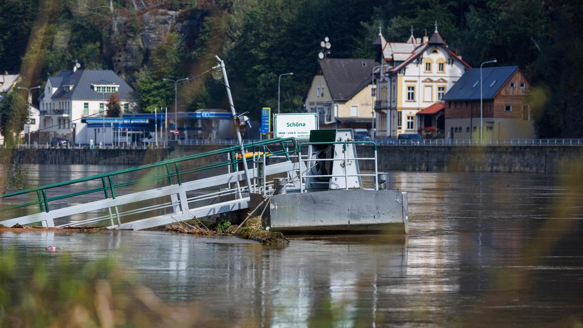 Dieser Pier an der Elbe steht schon unter Wasser