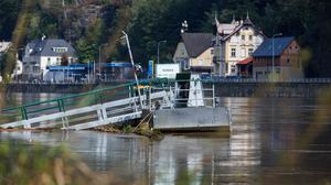 Dieser Pier an der Elbe steht schon unter Wasser