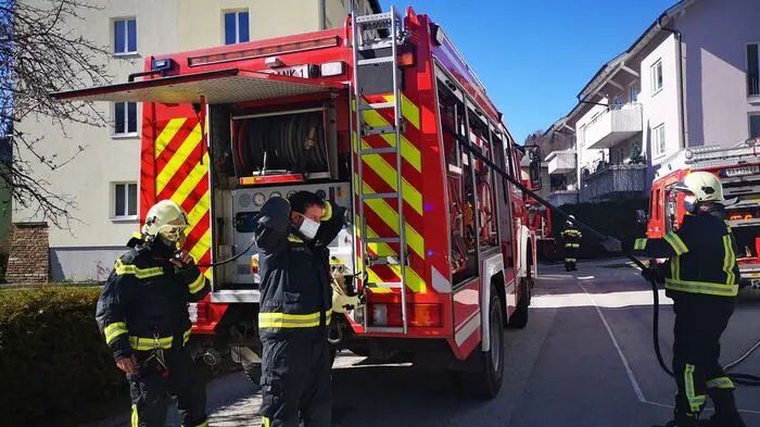 Drei Feuerwehren mussten zu einem Brand im Keller eine Wohnhauses im Ortsteil Praunfalk ausrücken. Der Atenschutztrupp konnte das Feuer schnell löschen, sodass größerer Schaden verhindert werden konnte