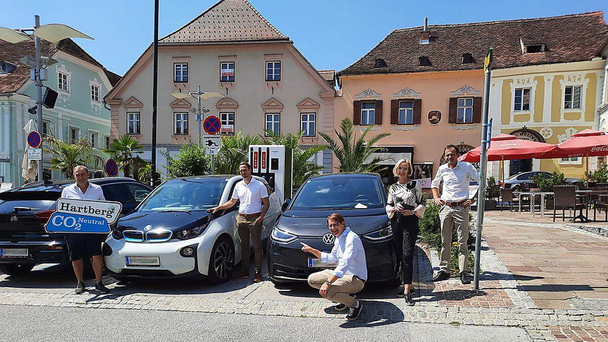 Ausschussobmann Johann Winkler, Matthias Kratzmann, Bürgermeister Greinbach, Marcus Martschitsch, Bürgermeister Hartberg, Irene Schreiner-Jank, Chefin Friseur Jank und Anton Schuller, Manager der Klima- und Energie Modellregion Hartberg