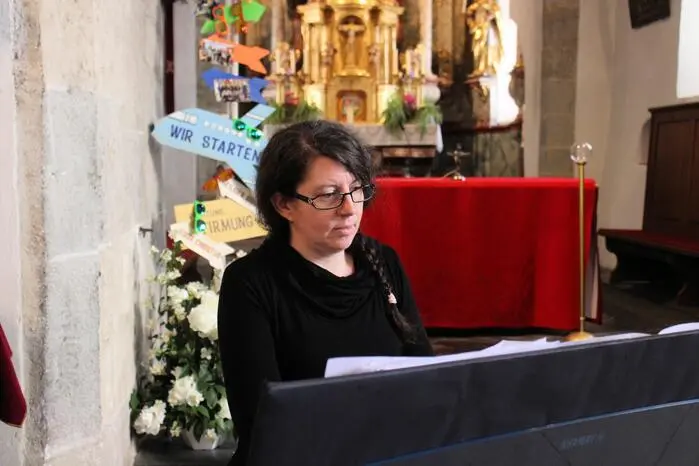 Musikalisch umrahmt wurde die Lesung von Johanna Moser am Klavier ...