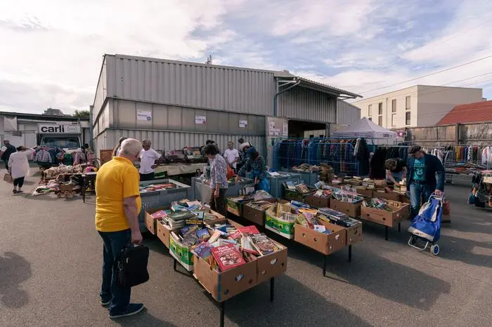 Bücher, Kleidung, Möbel beim Raritätenmarkt gibt es für jeden etwas