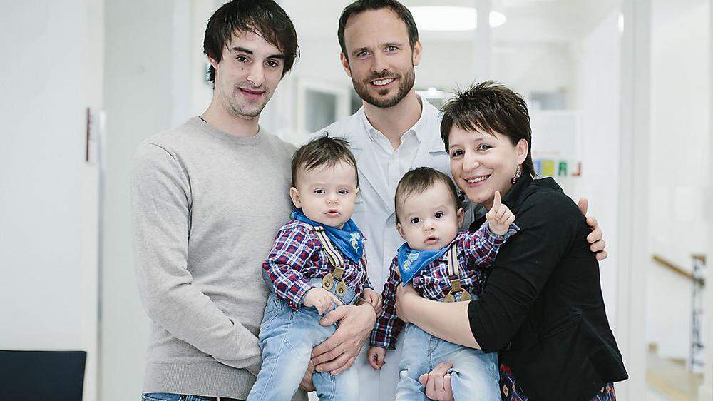 Die Zwillinge Alexander und Dominik verdanken ihr Leben einem Lasereingriff, der vom Kärntner Philipp Klaritsch (Mitte) durchgeführt wurde 