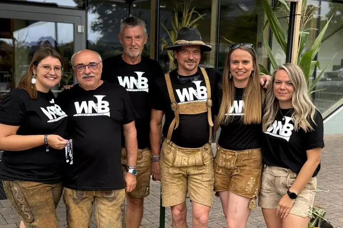 Eingestimmt wurde das Publikum bereits am Tag davor mit einer Lederhosenparty.