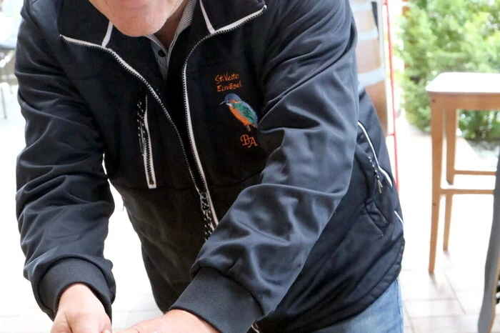 Übrigens: Dass sie mit den Mini-Eisstöcken bestens umgehen können, bewiesen unter anderen „Eisvögel“-Obmann Armin Peyker (Foto), Interspar St. Veit-Geschäftsleiterin Irmgard Musch, PKE-Techniker Hannes Felsberger, „Sonnhof“-Chefin Iris Rainer sowie Landtagsabgeordneter Günter Leikam. 