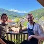 Stefanie Mayer und Christian Pirstnig, das junge Wirtepärchen der Alten Burg, am beliebten Zweiertisch über den Dächern von Gmünd