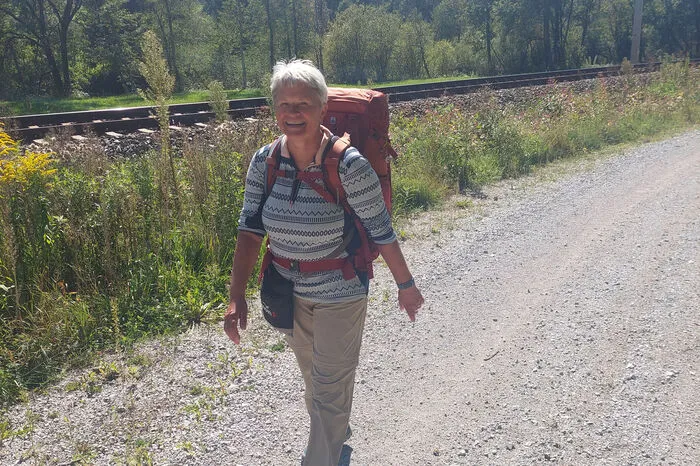 Und da ist sie schon: Birgit Henningsen, die fast 1200 Kilometer in den Wadln hat