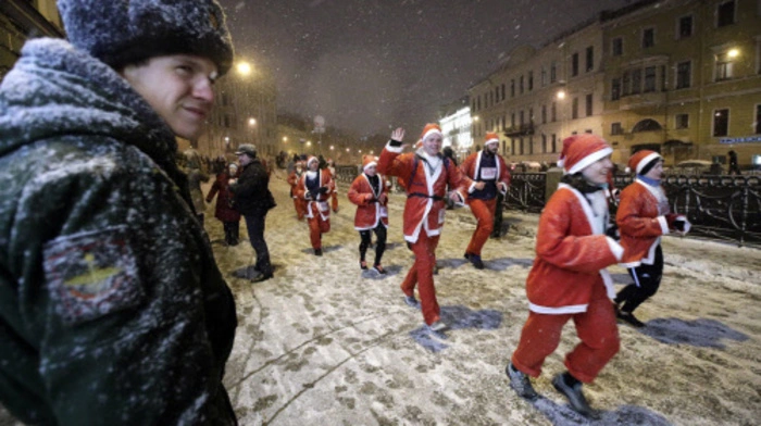 Weihnachtslauf in St. Petersburg: Als Väterchen Frost verkleidete Teilnehmer finden großen Anklang bei den Zuschauern.