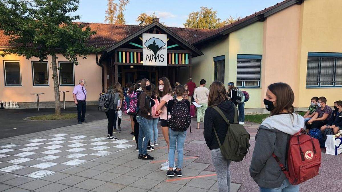 Archivbild: Schüler am Weg in die Mittelschule von St. Anna am Aigen