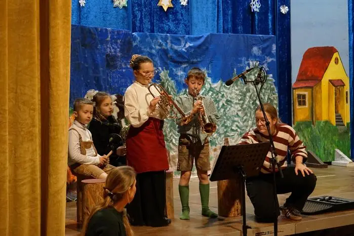 Im Kultursaal der Marktgemeinde fand eine Volkszählung statt, wie sie vor mehr als 2000 Jahren in Bethlehem stattgefunden hatte. Maria und Josef brachten das Jesuskind in einer Krippe zur Welt.