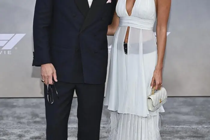 Ines de Ramon  hingegen ließ mit einem weißen, leicht transparenten Neckholder-Kleid sämtliche Kameralinsen vor Freude aufblitzen. 