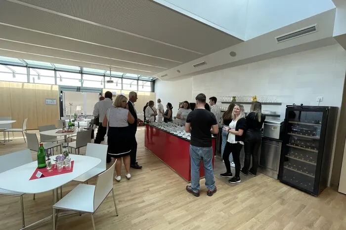 Der Verkostungsraum bietet die Möglichkeit, sich am Aufbau von Buffets und der Ausschank zu erproben.