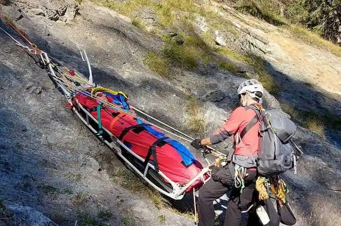 Übungsannahme waren drei verletzte Kletterer im unwegsamen und alpinen Gelände, welche über den „Eisenerz Steig“ zur nächstgelegenen Forststraße mittels Seilbergung abtransportiert werden mussten.