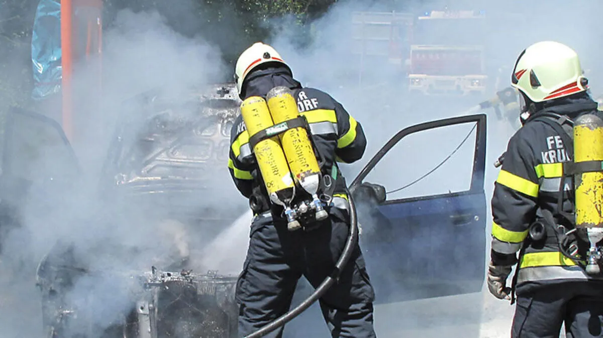 Die FF Krumpendorf und Pörtschach löschten den brennenden Wagen