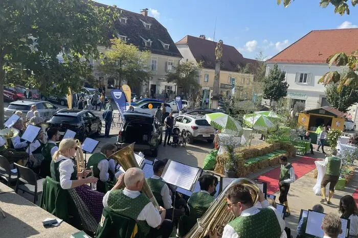 Eingebettet war die Autoschau in ein Herbstfest samt Gewinnspielen, herbstlicher Kulinarik und musikalischer Umrahmung, etwa durch die Stadtkapelle Gleisdorf.